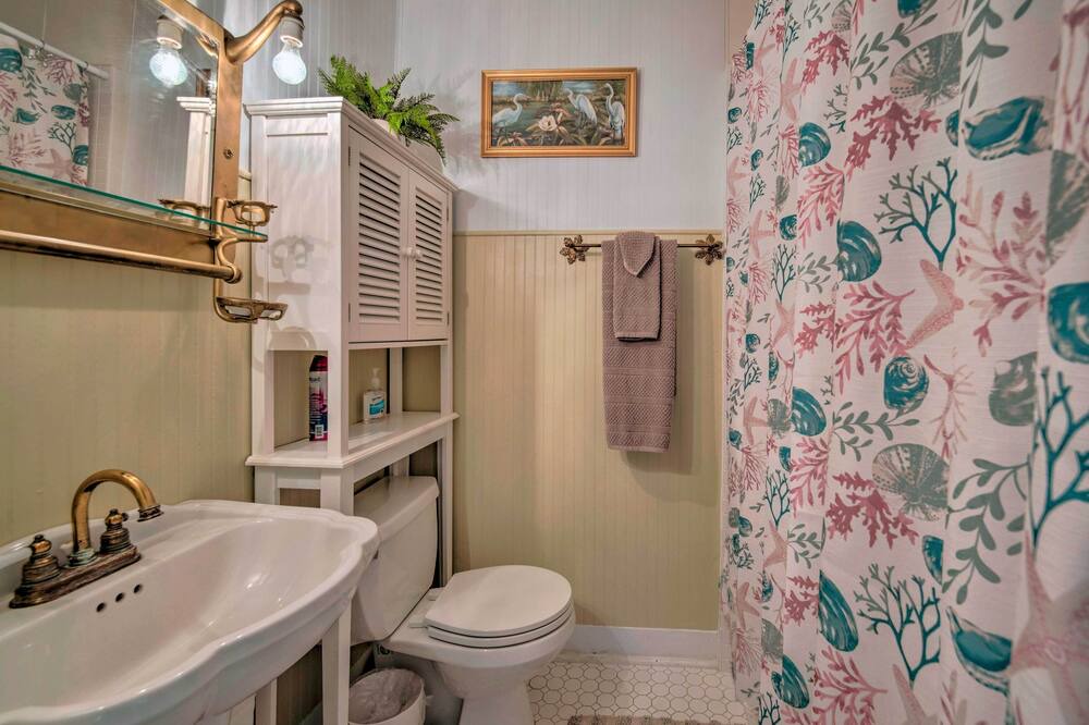 Photo of Bathroom in Yankeetown