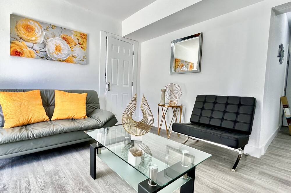 Photo of Livingroom in Allapattah