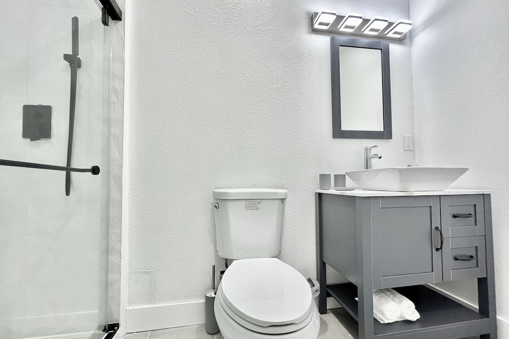 Photo of Bathroom in Allapattah