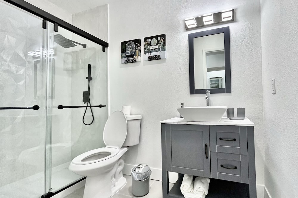 Photo of Bathroom in Allapattah
