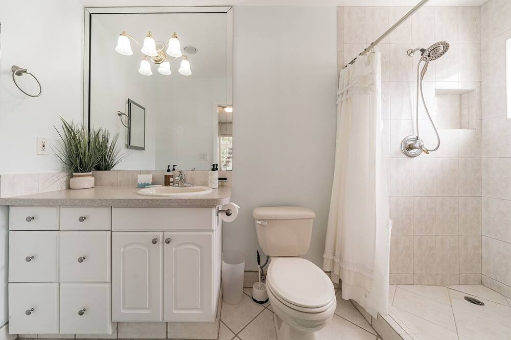 Photo of Bathroom in North Andrews Gardens