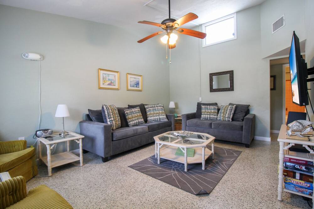 Photo of Livingroom in Golden Beach