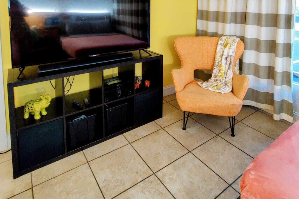 Photo of Livingroom in Bostwick Park