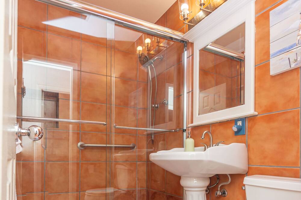 Photo of Bathroom in Lantana