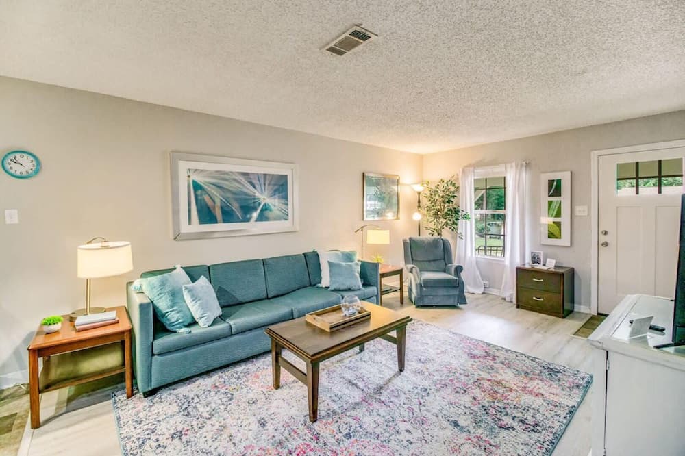 Photo of Livingroom in Northeast Pensacola