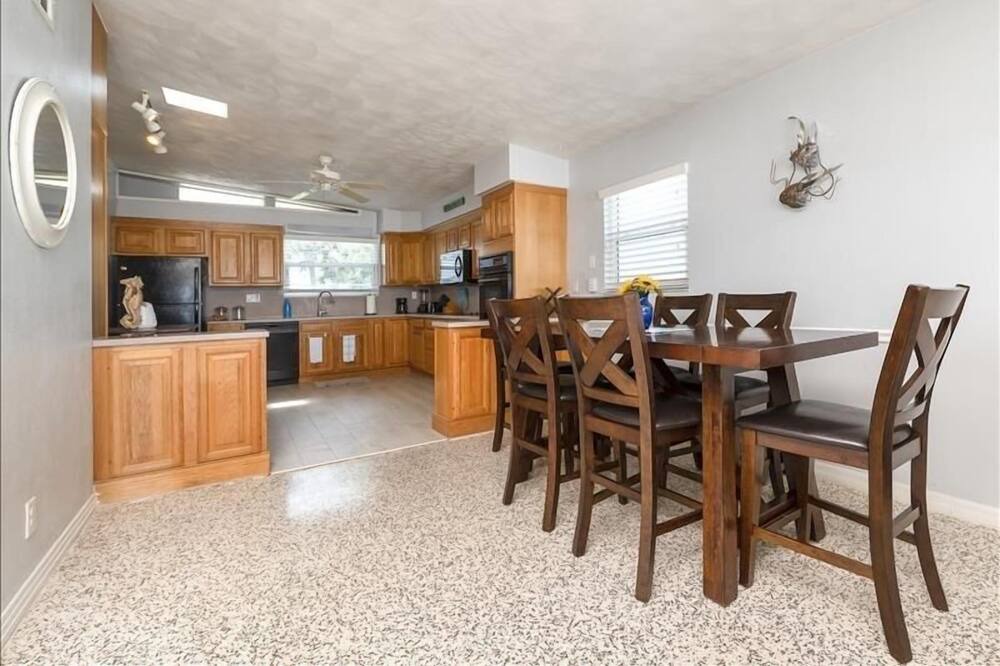 Photo of Livingroom in Wilbur-By-The-Sea