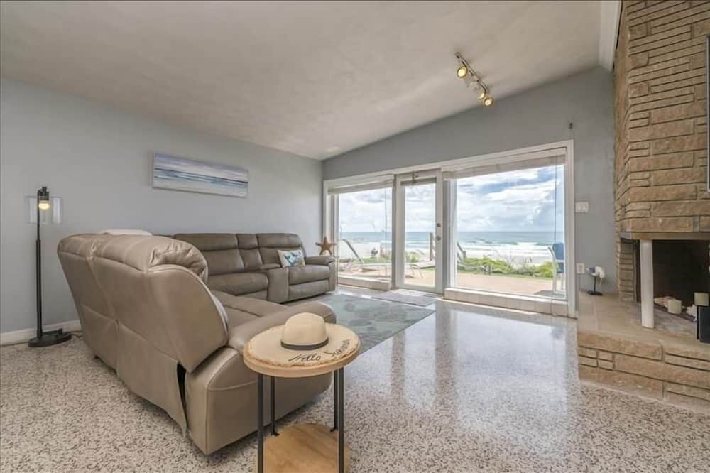 Photo of Livingroom in Wilbur-By-The-Sea