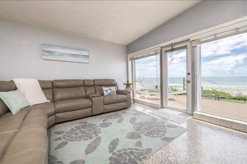 Photo of Livingroom in Wilbur-By-The-Sea
