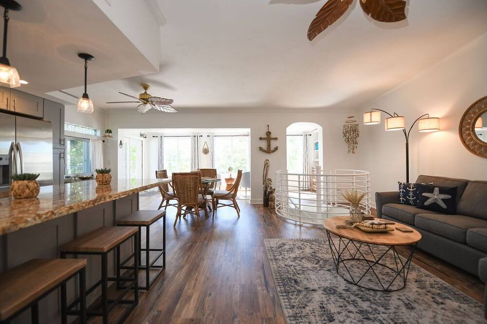 Photo of Livingroom in Venetian Shores