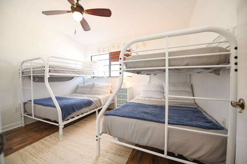 Photo of Bedroom in Venetian Shores