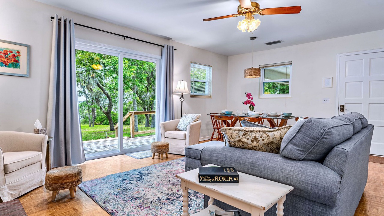 Photo of Livingroom in Eastpoint