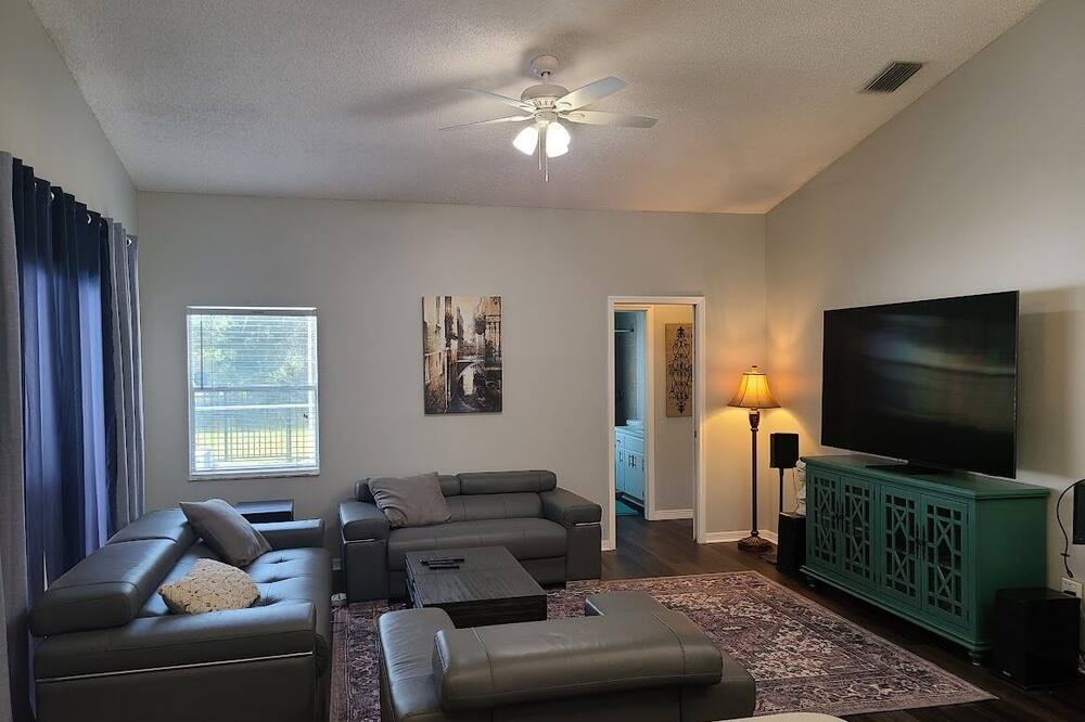 Photo of Livingroom in Grand Oaks