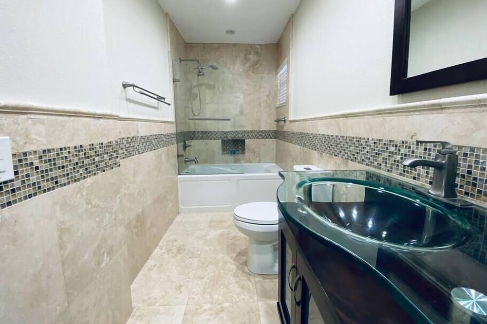 Photo of Bathroom in Kendale Lakes