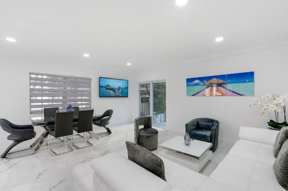 Photo of Livingroom in Surfside
