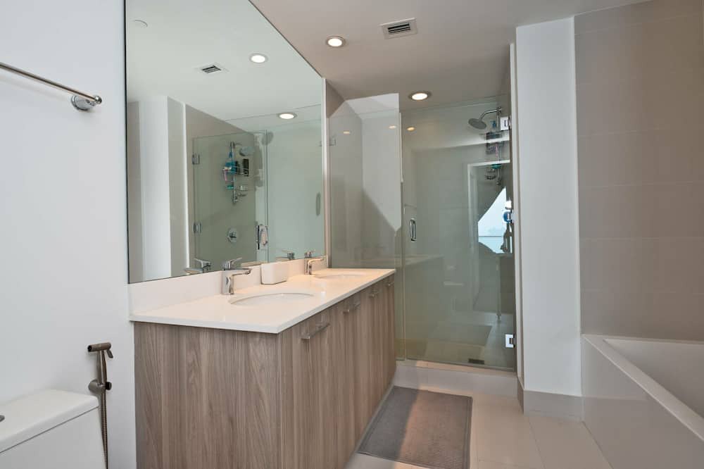 Photo of Bathroom in Allapattah