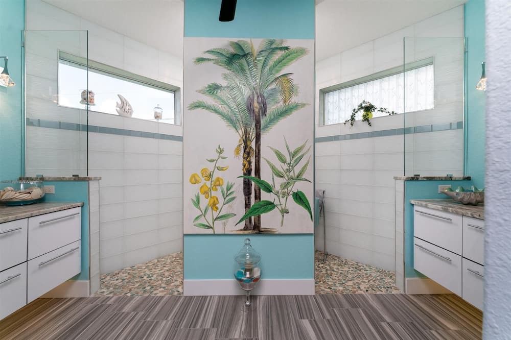 Photo of Bathroom in Gulf Cove