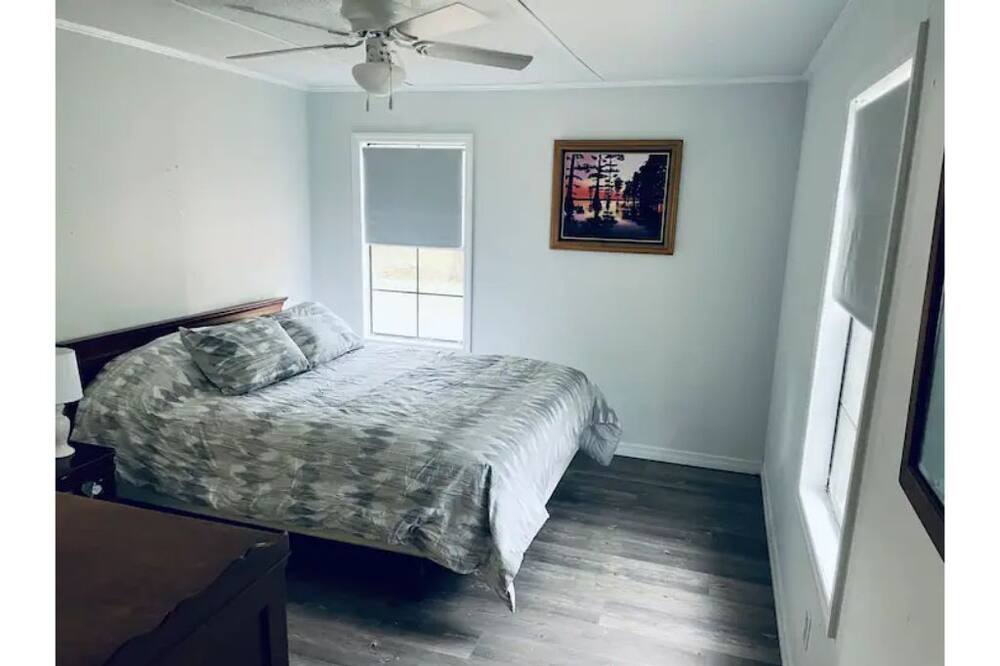 Photo of Bedroom in Perry