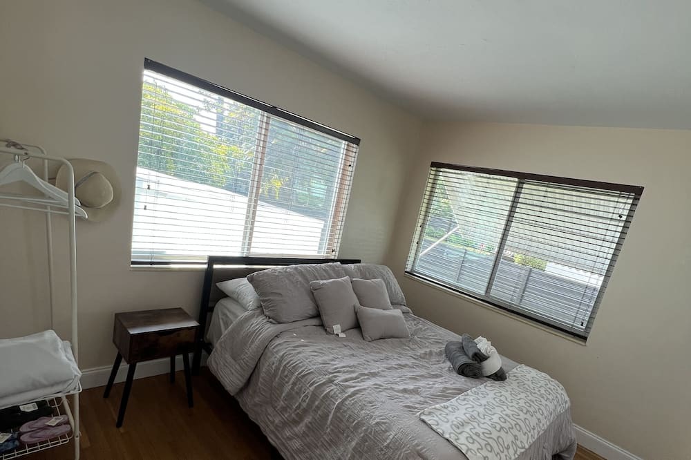 Photo of Bedroom in Biscayne Park