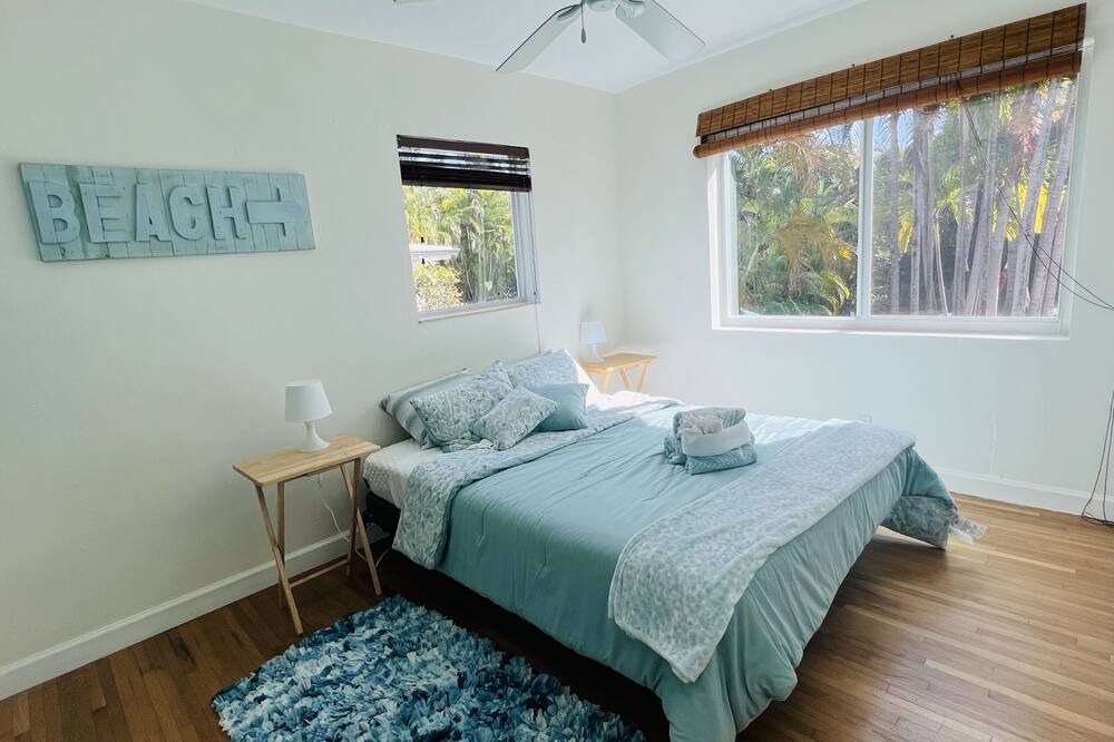 Photo of Bedroom in Biscayne Park