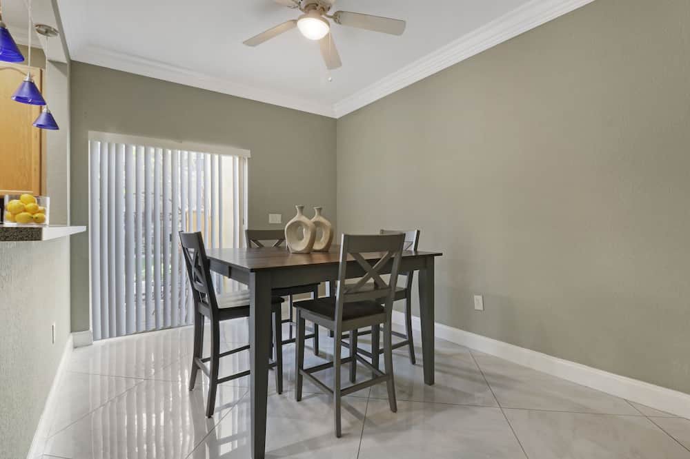 Photo of Livingroom in North Lauderdale
