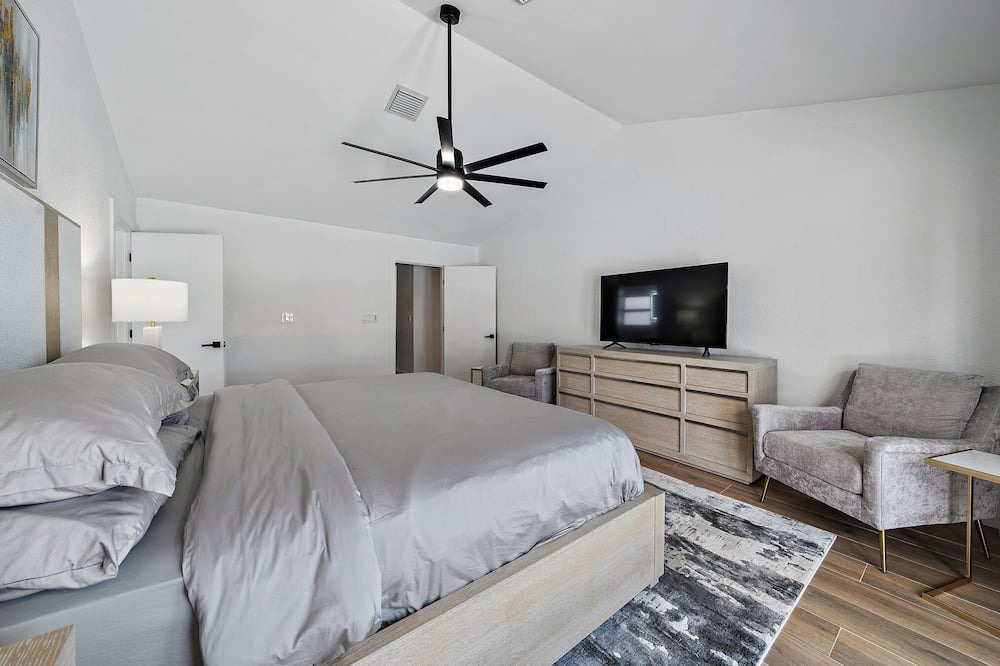 Photo of Bedroom in Greenview Shores