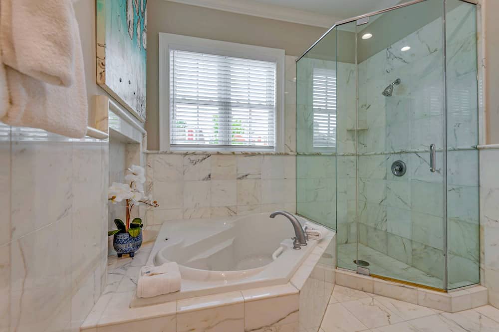 Photo of Bathroom in Baytowne Wharf