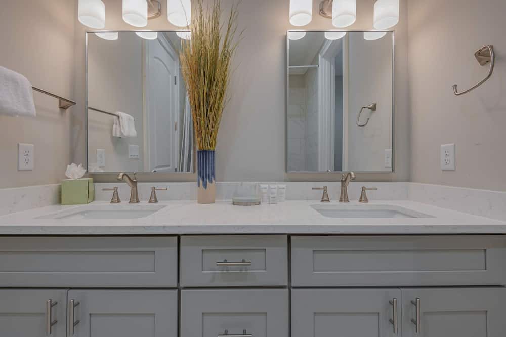 Photo of Bathroom in Baytowne Wharf
