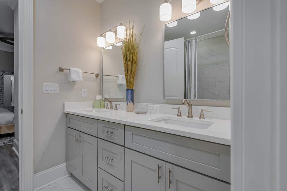 Photo of Bathroom in Baytowne Wharf