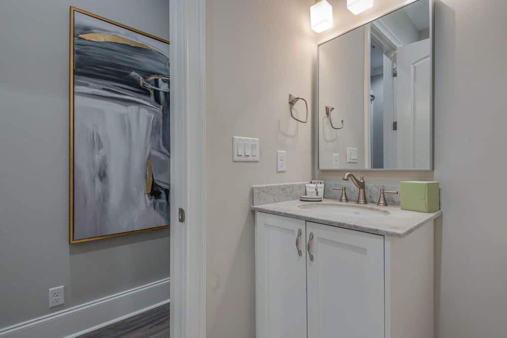 Photo of Bathroom in Baytowne Wharf