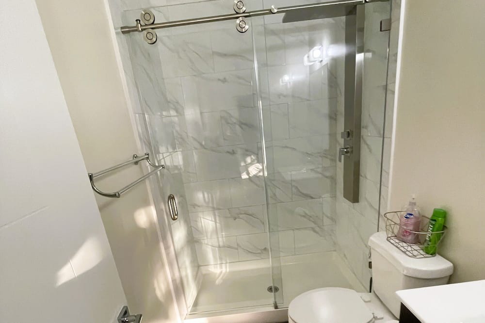 Photo of Bathroom in Kendale Lakes