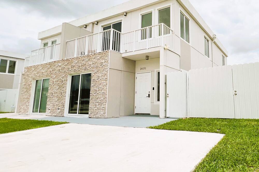 Photo of Outdoor in Kendale Lakes