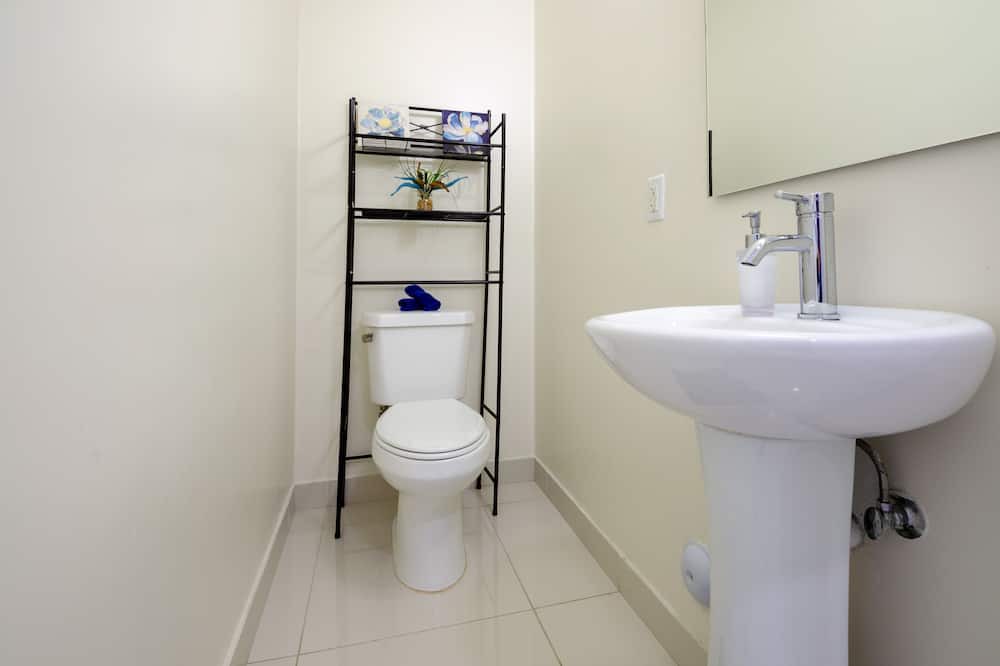 Photo of Bathroom in Kendale Lakes