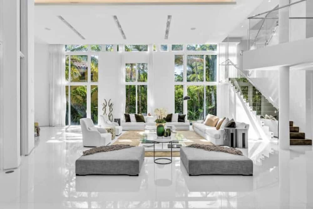 Photo of Livingroom in Golden Beach