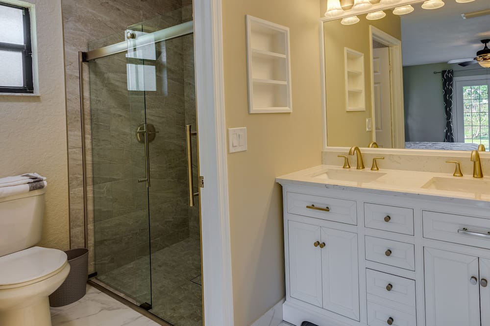 Photo of Bathroom in Greenview Shores