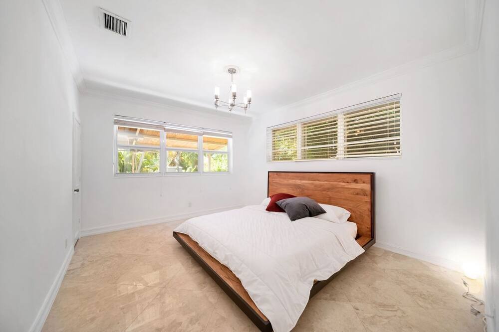 Photo of Bedroom in Surfside