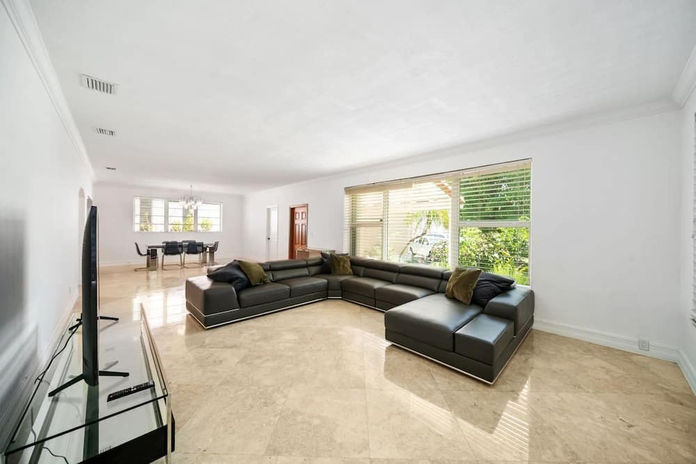 Photo of Livingroom in Surfside
