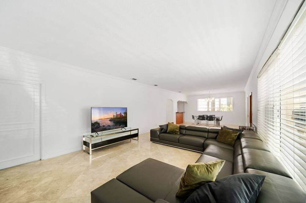 Photo of Livingroom in Surfside