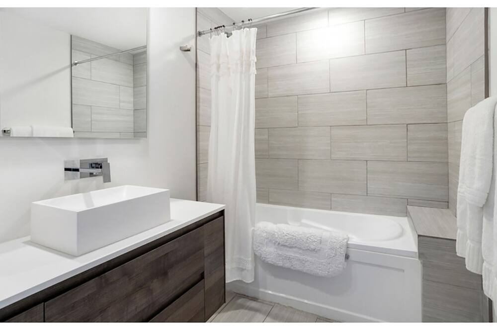 Photo of Bathroom in Garden Isles