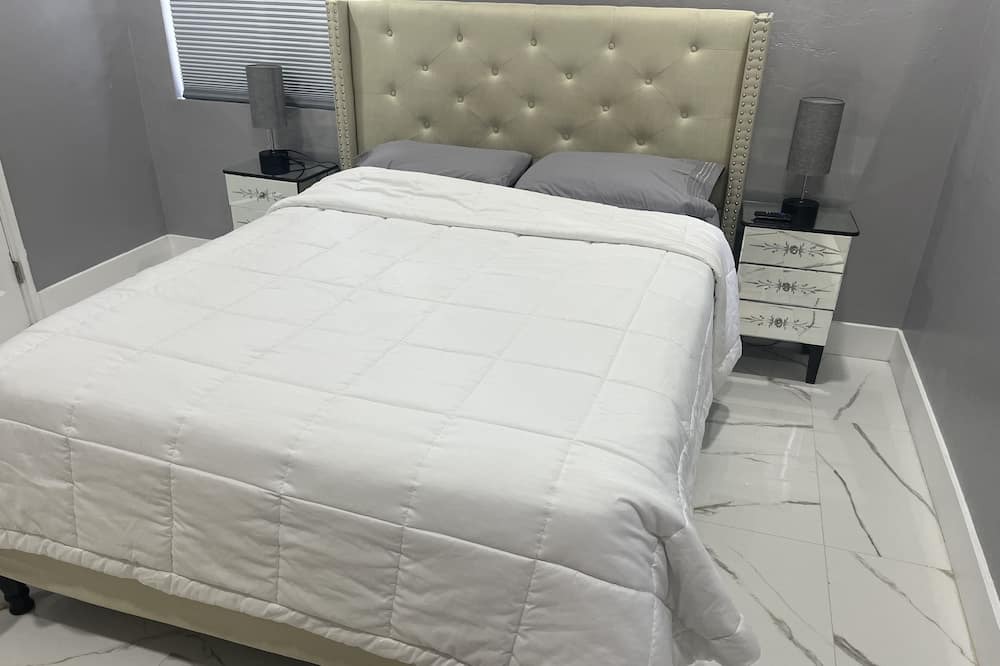 Photo of Bedroom in Biscayne Park