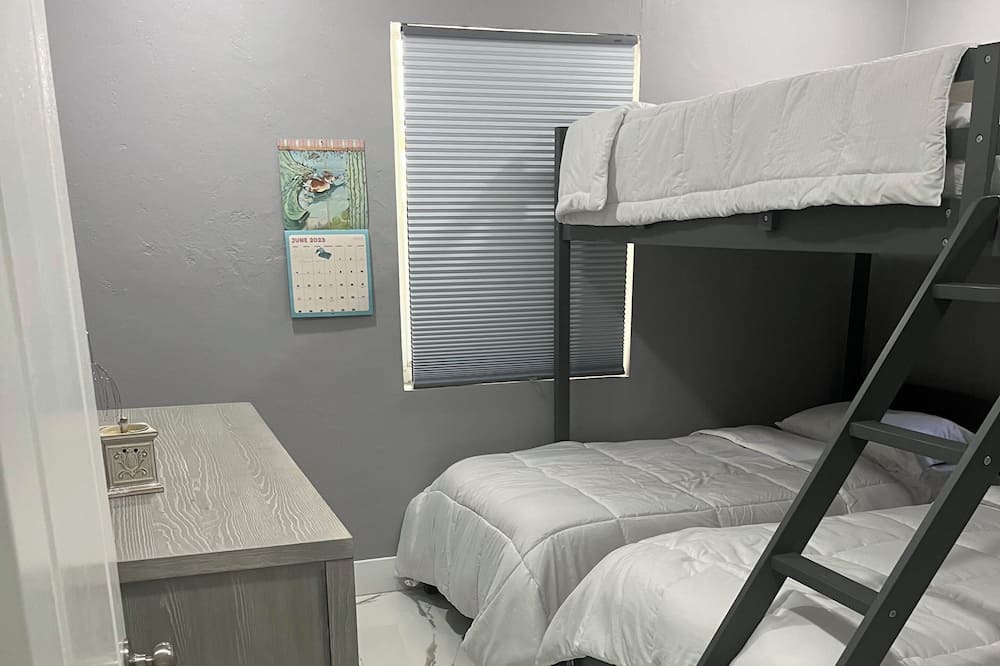 Photo of Bedroom in Biscayne Park
