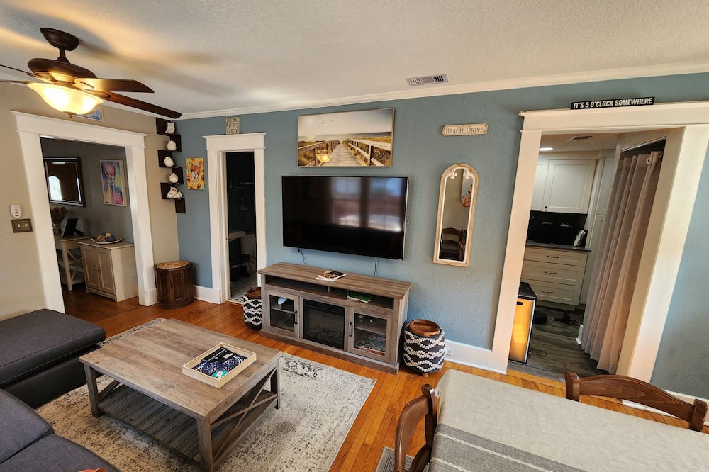 Photo of Livingroom in Historic Uptown