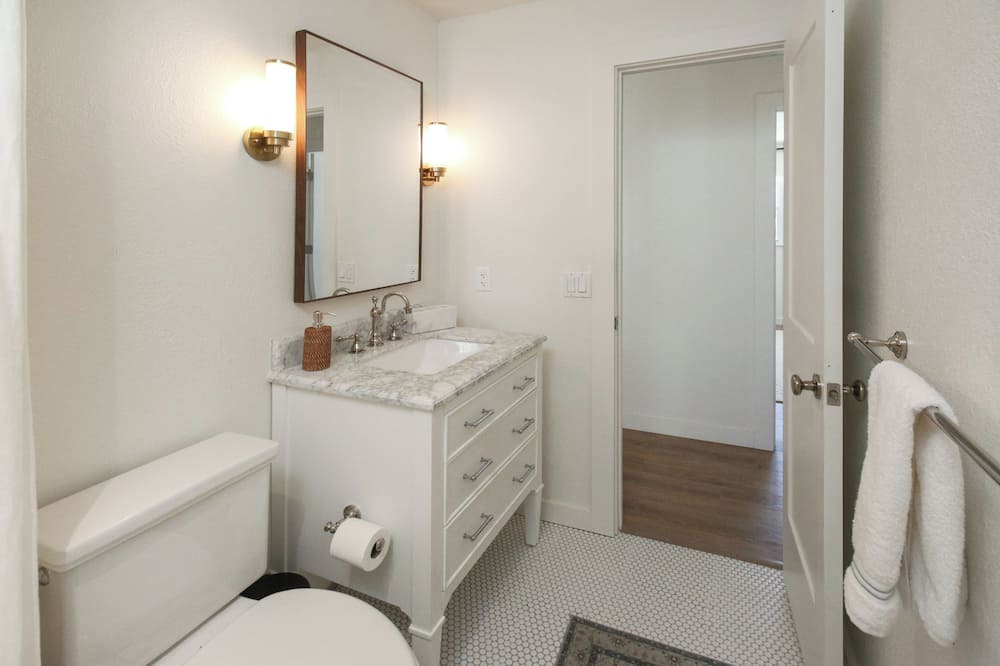 Photo of Bathroom in Golden Beach Estates