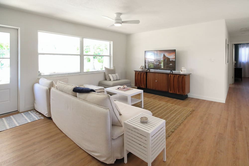 Photo of Livingroom in Golden Beach Estates