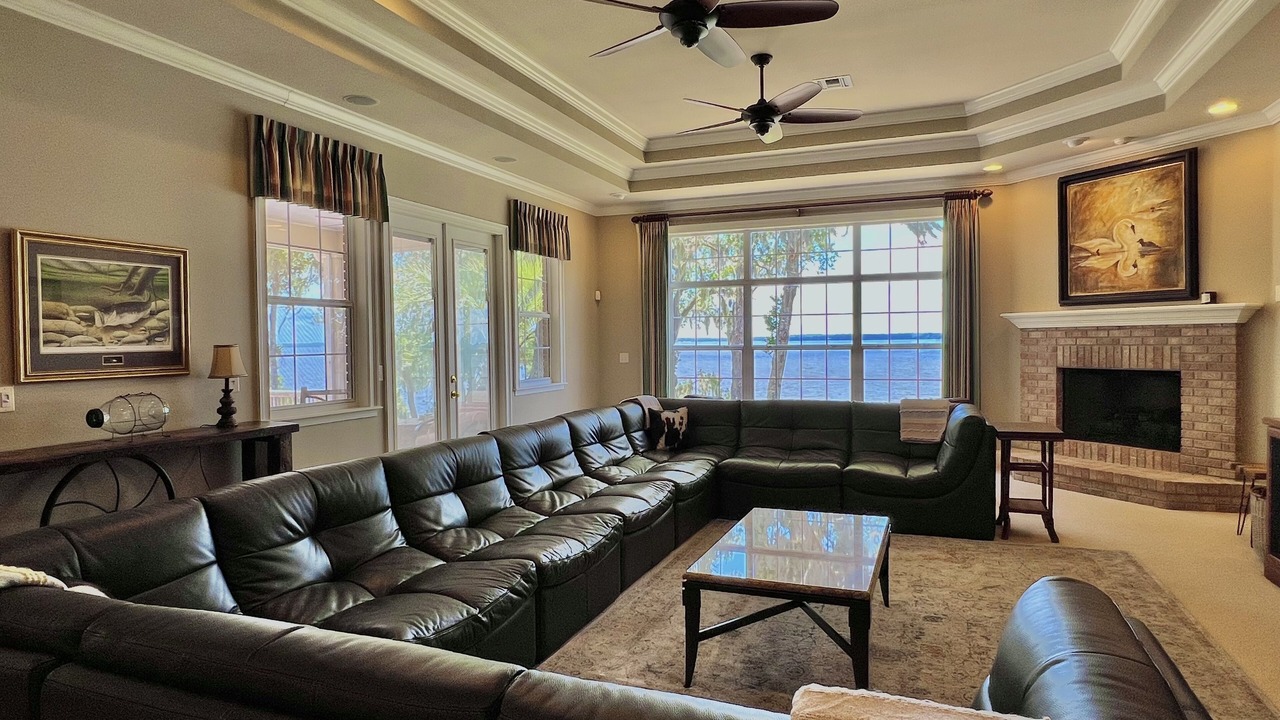 Photo of Livingroom in Eastlake Weir