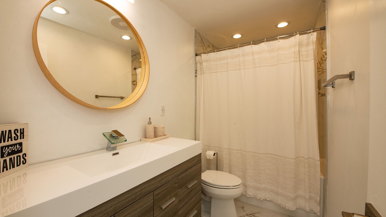 Photo of Bathroom in Kendale Lakes