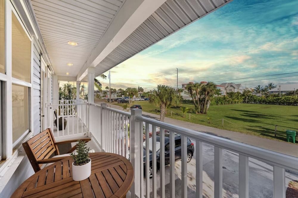 Photo of Patio Balcony in Crescent Beach