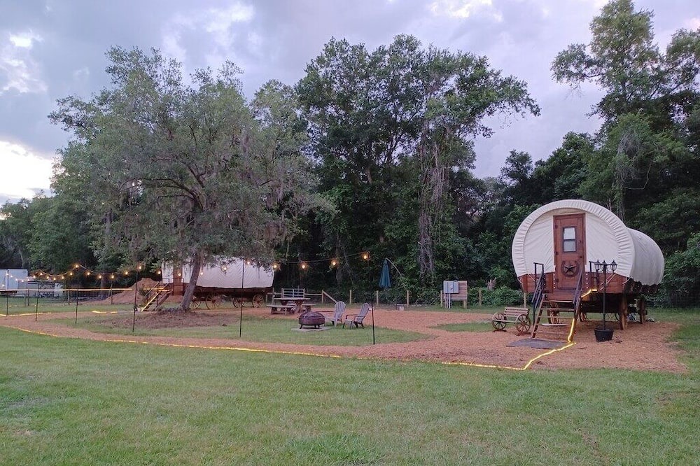 Photo of Outdoor in Putnam Hall
