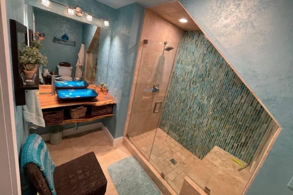 Photo of Bathroom in Golden Gate
