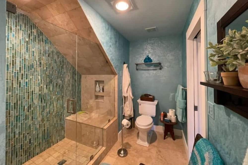 Photo of Bathroom in Golden Gate
