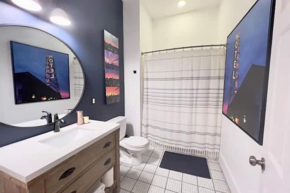Photo of Bathroom in Poncey-Highland